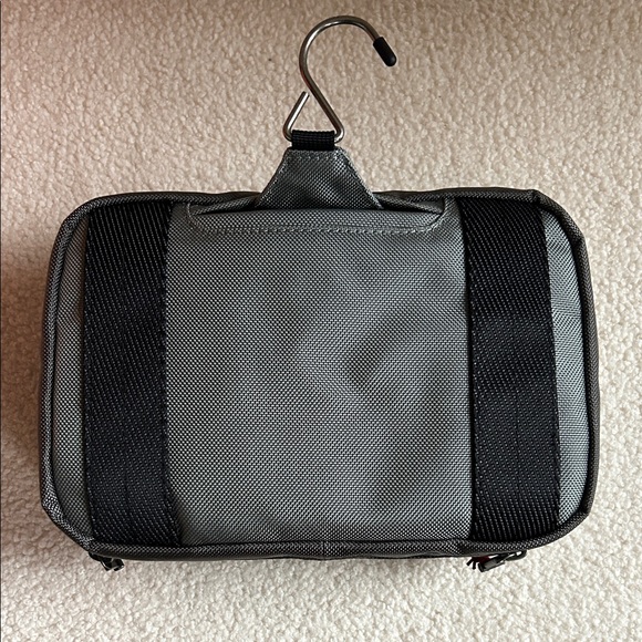 NWT Tumi Gray and Black Men's McGuire kit toiletry Bag - Picture 5 of 5